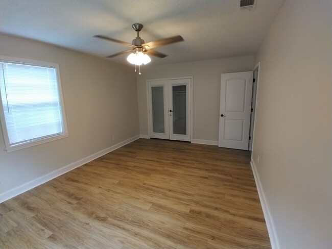 Building Photo - 413 Parkview Ave