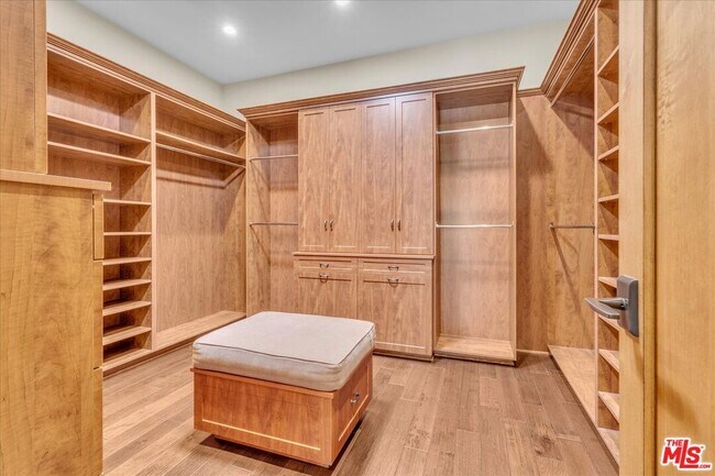 Building Photo - 5310 Leghorn Ave