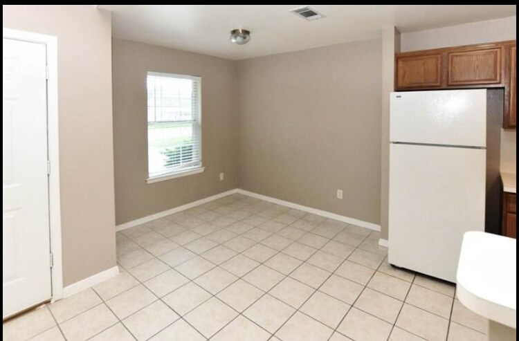 Building Photo - 921 Sun Meadow St