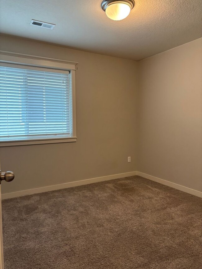 Building Photo - Newer 2 Story Home in Newberg   SHOWINGS  START  MAY 15th