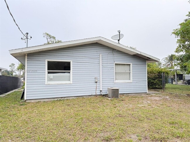 Building Photo - 1604 Cypress Dr