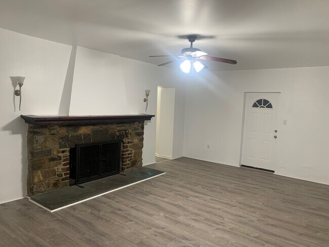 Building Photo - 2 Hollowbrook Plz