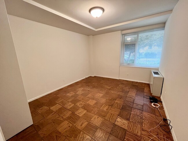 Building Photo - Cute 1 BR/1 BA Condo in Dupont Circle!