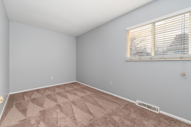 Building Photo - 5025 E Weaver Ave