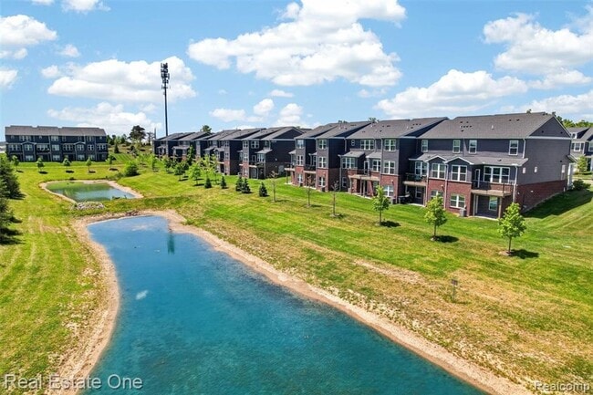 Building Photo - Modern 3-Bedroom Condo in Lake Orion Near I-75