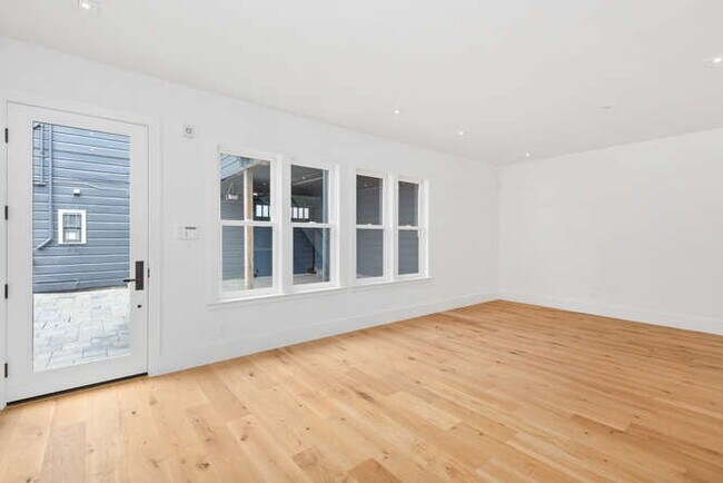 Building Photo - 807 Treat Ave