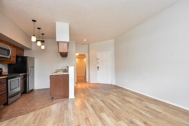 Building Photo - 10855 Meadowglen Ln