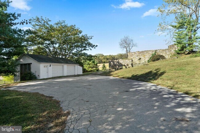 Building Photo - 1025 N Chatham Rd