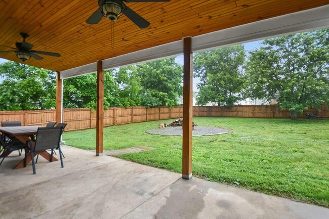 Building Photo - Pet Friendly Three Bedroom!