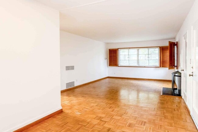 Building Photo - 5243 Village Green