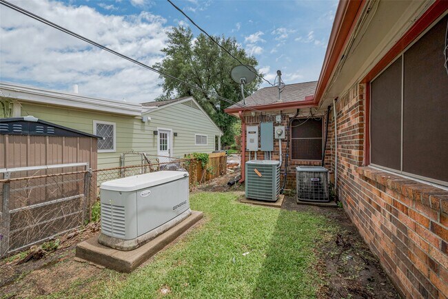 Building Photo - 8715 Guinevere St
