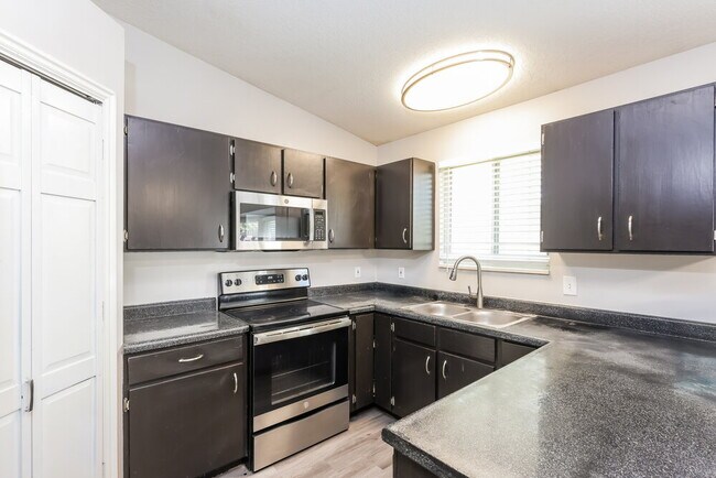 Building Photo - 5902 Woodview Dr