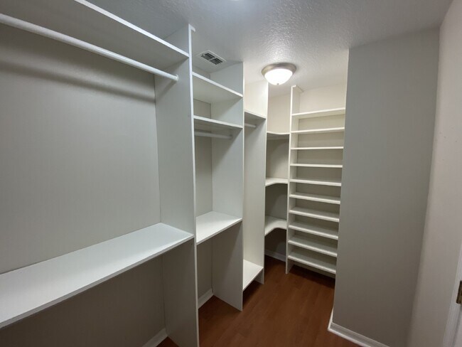 Building Photo - South Lakeland Home!