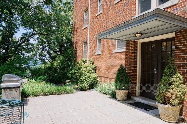 Building Photo - 190 N Crest Rd