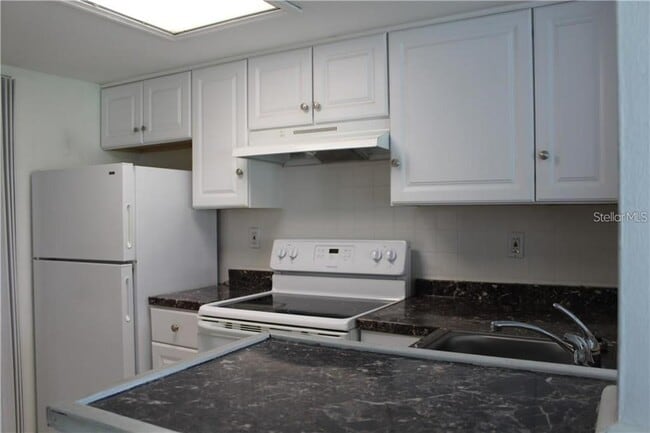 Building Photo - 3832 N Lake Dr