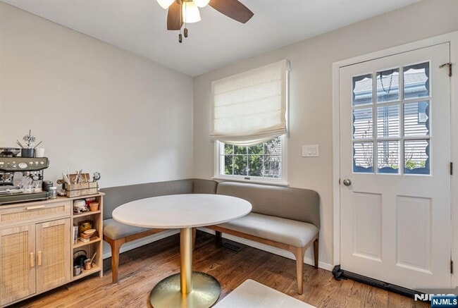 Building Photo - 542 Nagle St