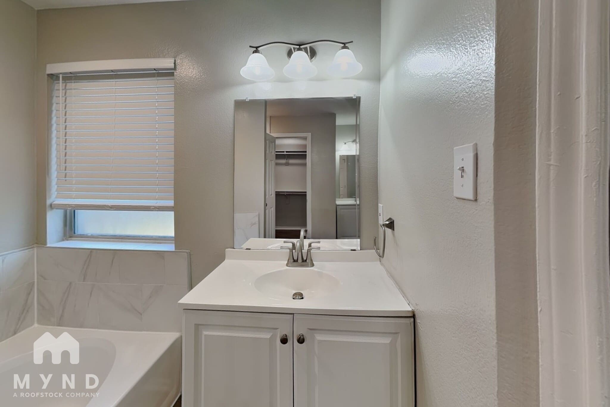 Building Photo - 2526 Sunset Dr