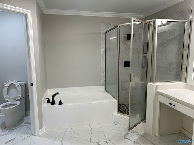 Building Photo - 2012 Fairway Hills Dr