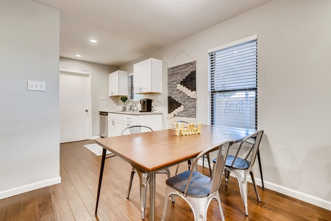 Building Photo - RECENTLY REMODELED 3 BR / 2 BATH COTTAGE L...