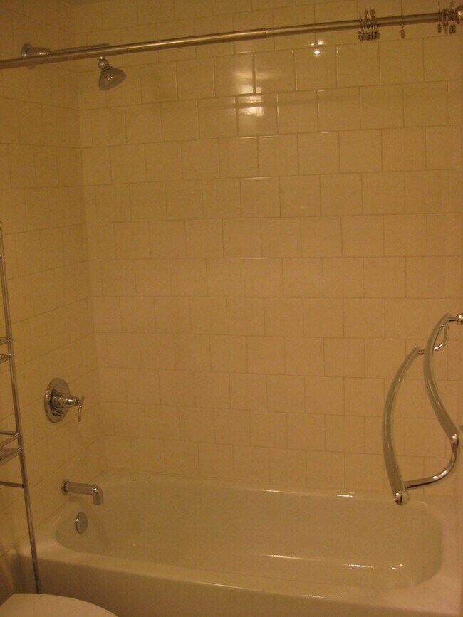 Building Photo - 2 Bedroom Kenmore Condo with Charming Details