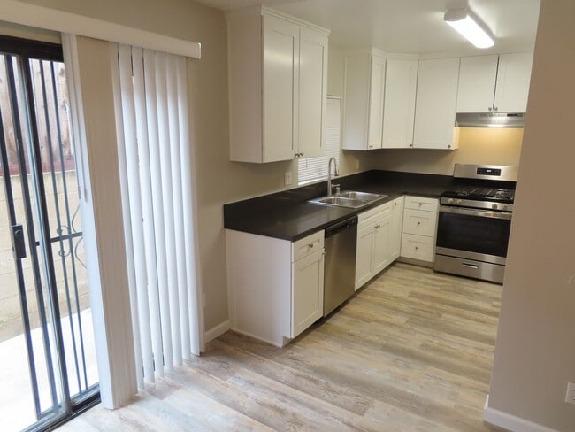 Building Photo - Renovated 2 Bed 2 1/2 Bath Condo with Atta...