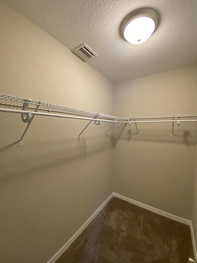 Building Photo - Desirable SW Ocala Neighborhood 3/2/2 *WON'T LAST*