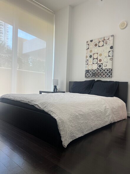 Building Photo - 1755 E Hallandale Beach Blvd