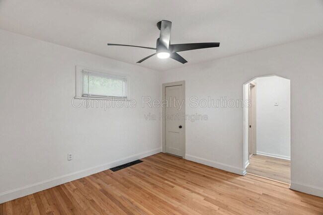 Building Photo - 10030 Bon Oak Dr