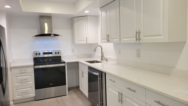 Building Photo - Annual unfurnished nicely renovated 2/2 villa near the Ringling Museum