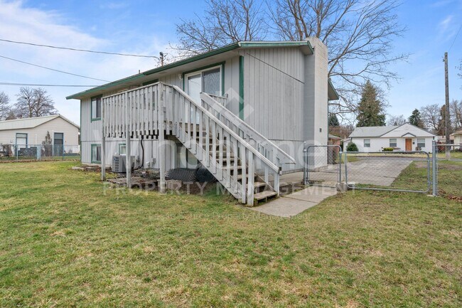 Building Photo - Beautiful Family Home ! Spring Special !! 50% Off first months rent.