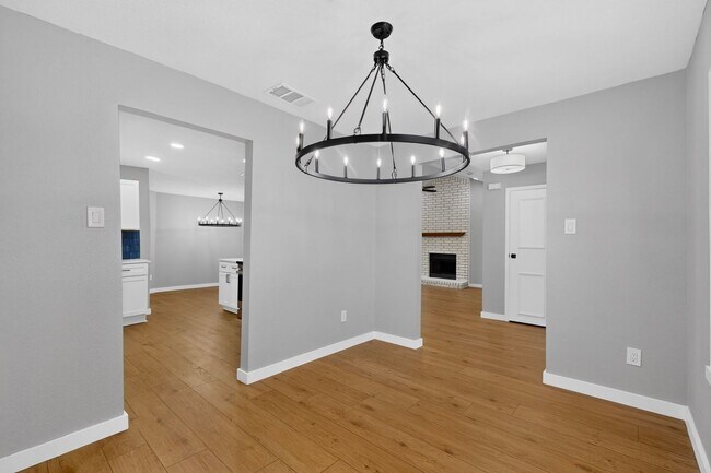 Building Photo - 215 Aspenway Dr
