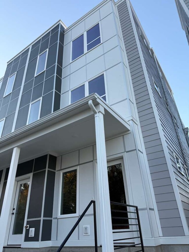 Building Photo - 909 Bainbridge St