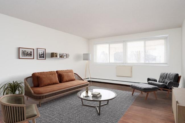 Building Photo - Highcroft Manor Apartments Located in Wayzata, MN