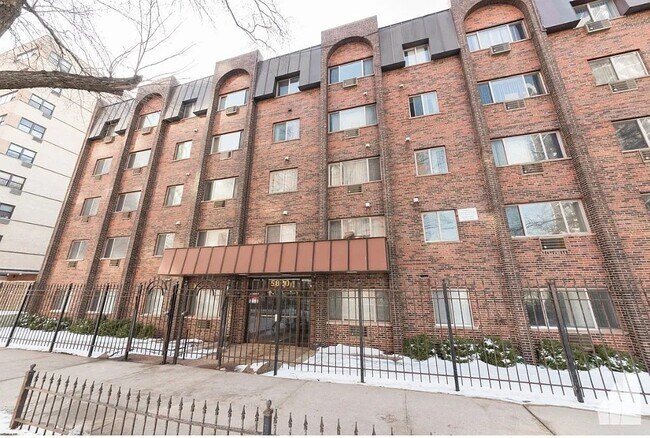 Building Photo - 5820 N Sheridan Rd