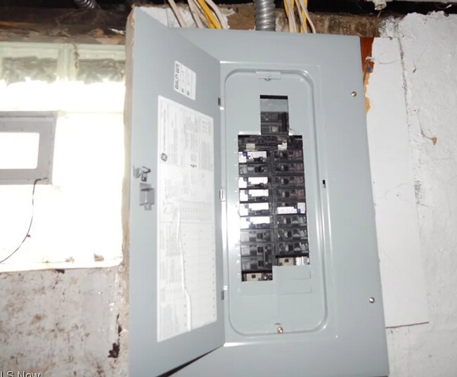 Building Photo - 10805 Hull Ave