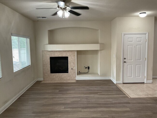 Building Photo - Beautiful 3-Bedroom Townhome in Gated Henderson Community!