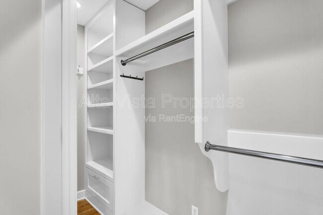 Building Photo - 5940 La Jolla Mesa Dr