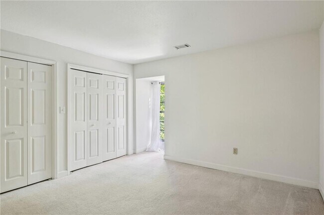 Building Photo - 25316 Plantation Dr NE