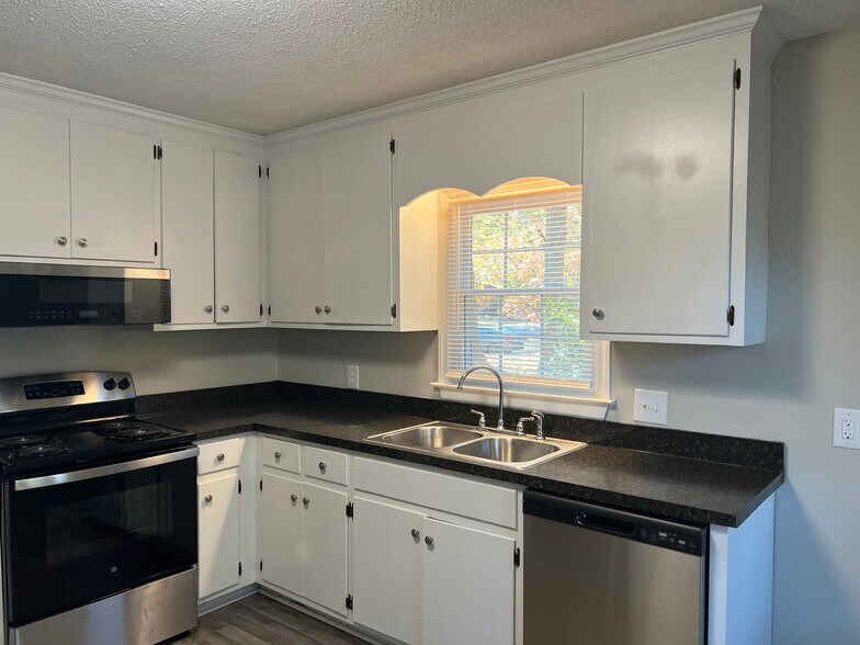 Building Photo - 2703 Byerly Dr N