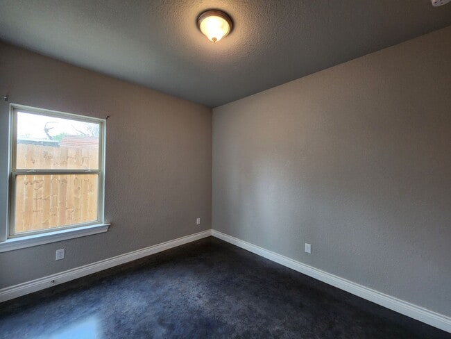 Building Photo - LOCATION! Walk to Torrey Park / Close to NB Downtown & Gruene / No Carpet / NBISD