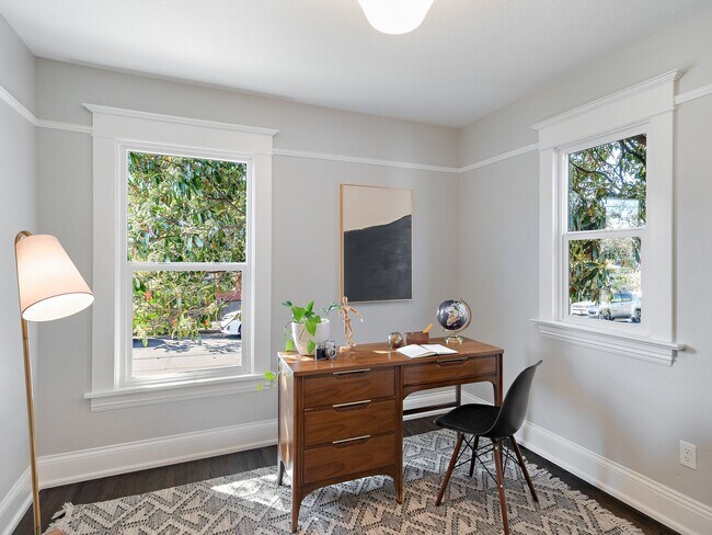 Building Photo - Gorgeous, updated 3-bdr Vernon bungalow w/...