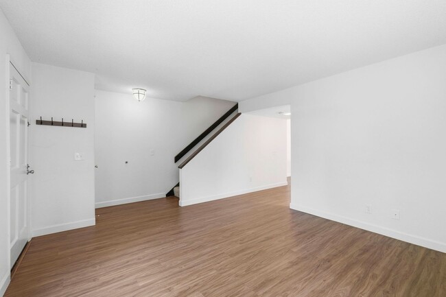 Building Photo - Luxury  2 bedroom Townhome in Great Location