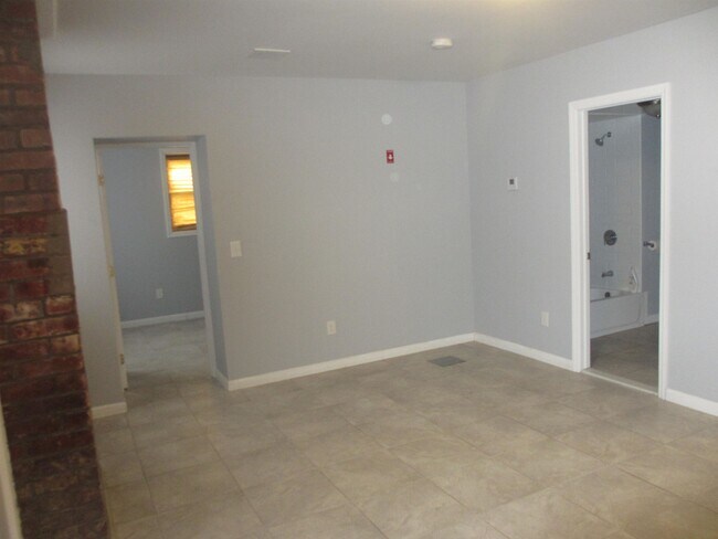 Building Photo - 585 Bramhall Ave