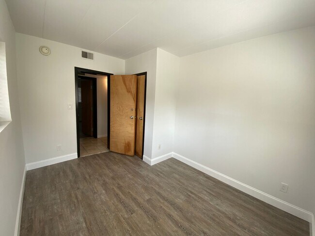 Building Photo - 153 E 12th Ave