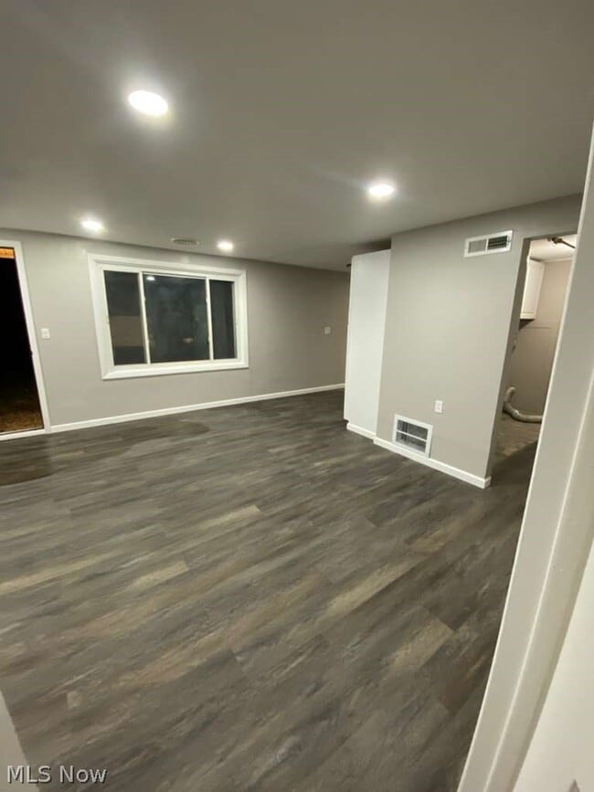 Building Photo - 4095 Sleepy Hollow Rd