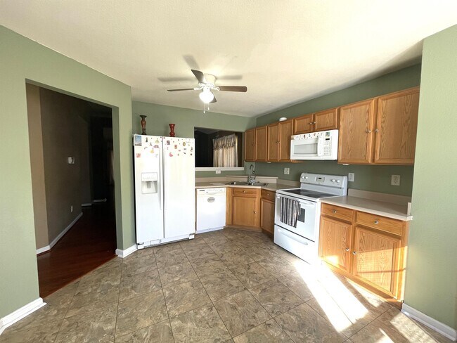 Building Photo - 729 Royal Oaks Dr