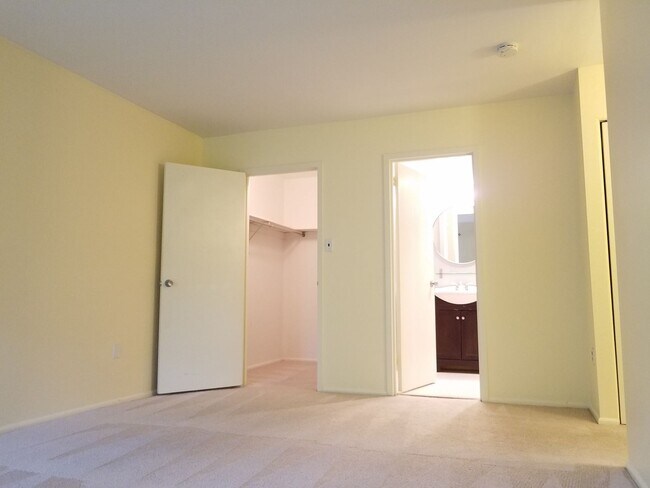 Building Photo - Extremely Well Maintained Second Level Condo ready for you to call home!