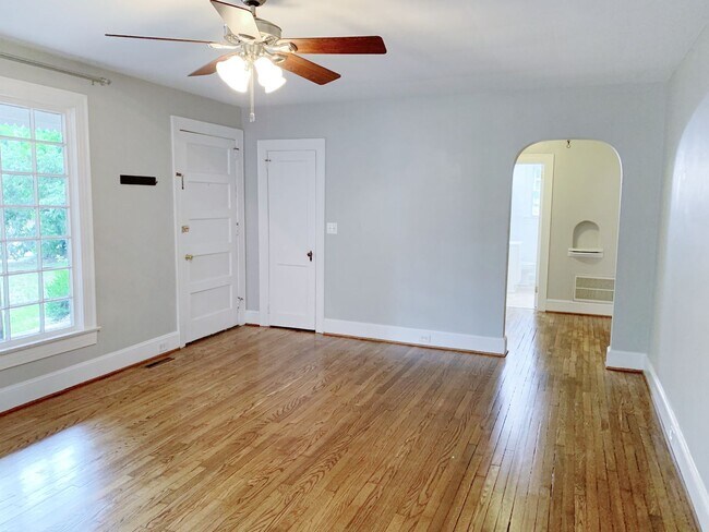 Building Photo - 3 Bedrooms 2 Bathrooms with fenced in back...