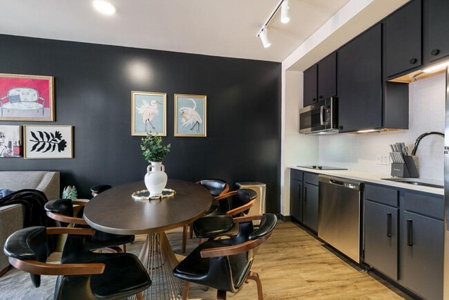 Building Photo - 611 Commerce St