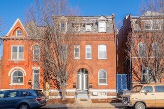 Building Photo - Renovated 4Bd 2.5 Bth Town Home Near Soula...